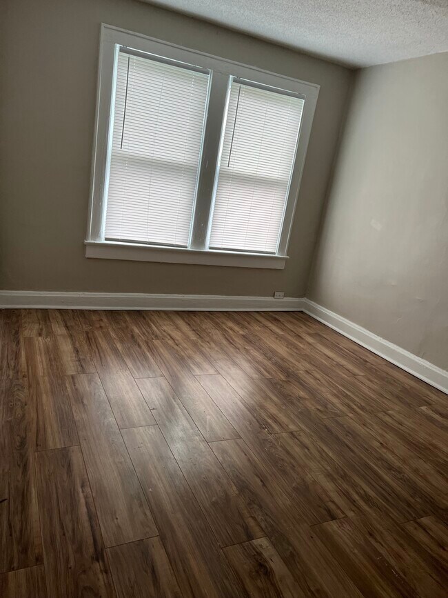 Building Photo - 38 S Oakley Ave