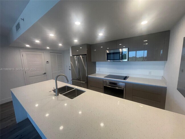 Foto del edificio - 13800 Highland Dr