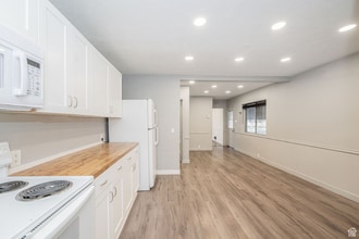 Building Photo - 561 N Beverly Ave