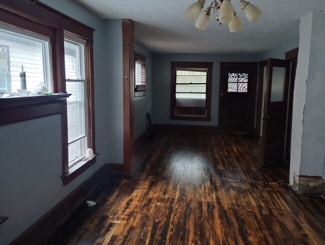 Building Photo - 1352 W 10th St