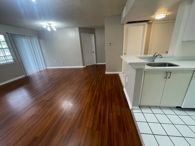 Foto del edificio - 2803 N Oakland Forest Dr