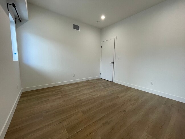 Foto del edificio - JUST COMPLETED MODERN TOWNHOMES! Never Lived In!