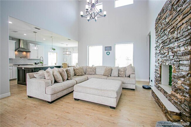 Building Photo - 22 E St