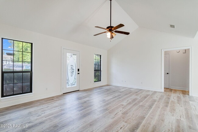 Building Photo - 147 Oak Crest Dr