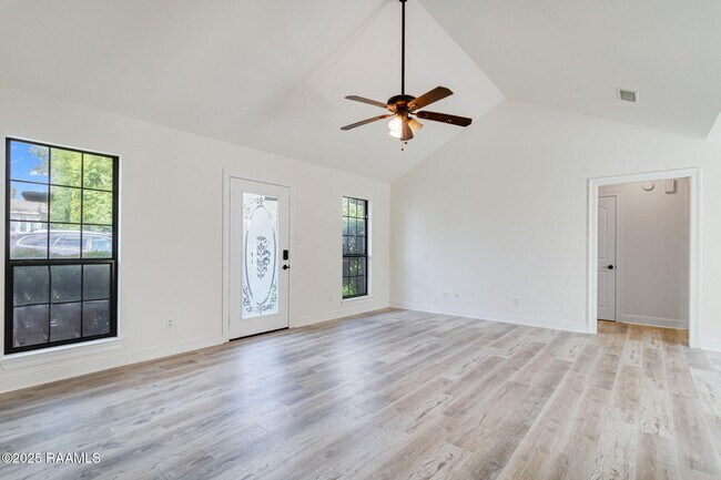 Foto del edificio - 147 Oak Crest Dr