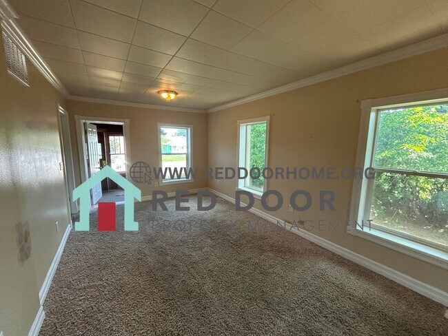 Foto del edificio - Spacious 2-Bedroom Home with Yard – Pet Fr...