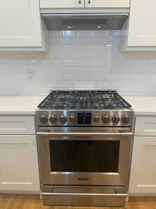 Building Photo - Elegant and Spacious 3 Bed 3 Bath Home Wal...