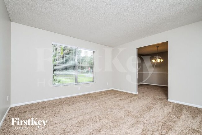 Building Photo - 6327 Oak Square W