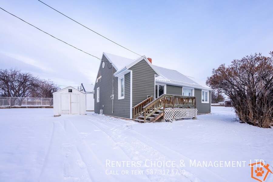 Primary Photo - Cute Little House in Cardston for Professi...