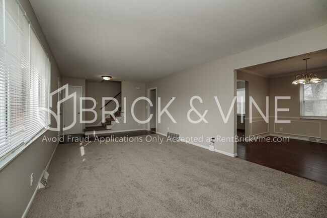 Foto del edificio - 4972 Woodbriar Place