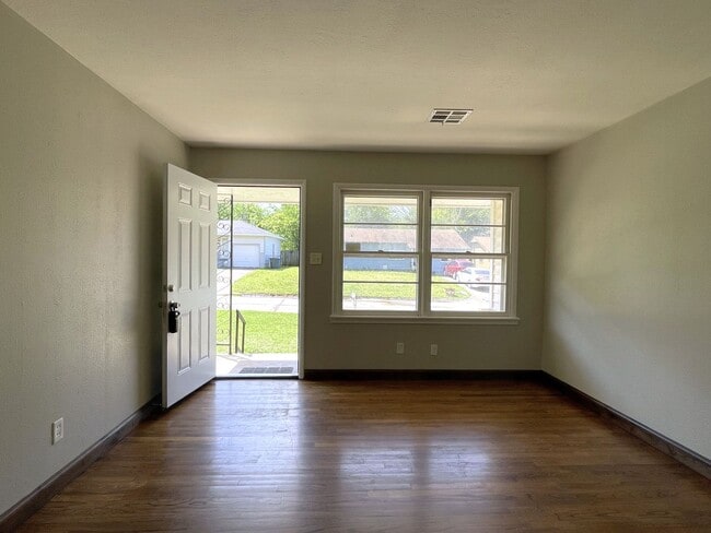 Building Photo - 1101 Sycamore Dr