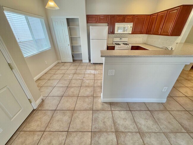 Foto del edificio - HERE'S THE PERFECT PLACE TO CALL HOME! 3 BEDROOM 2.5 BATHROOM TWO STORY TOWNHOUSE,