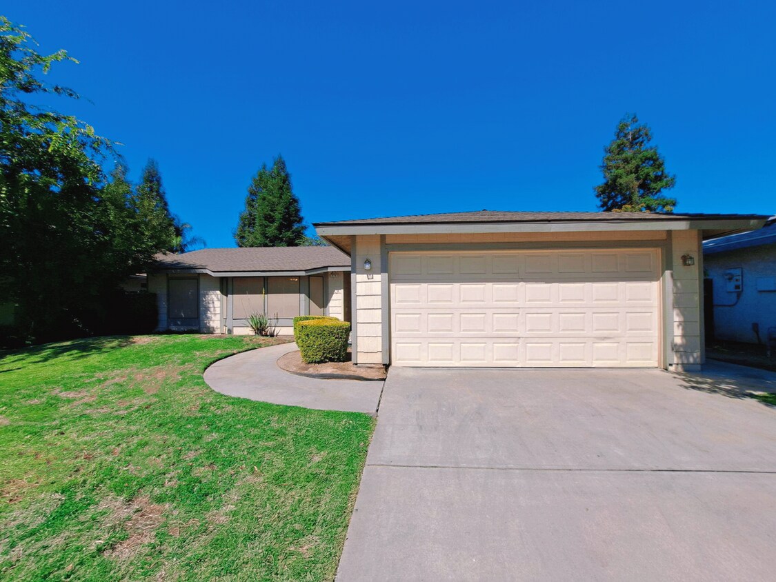 Foto principal - Single Level 3 Bedroom Home Ready to Move in!