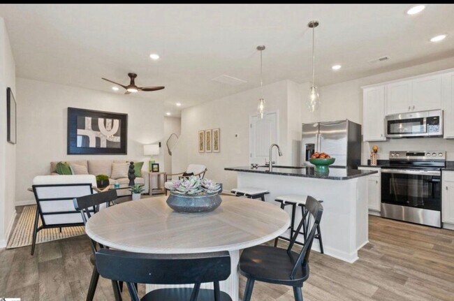 Foto del edificio - 403 Heswall Ct