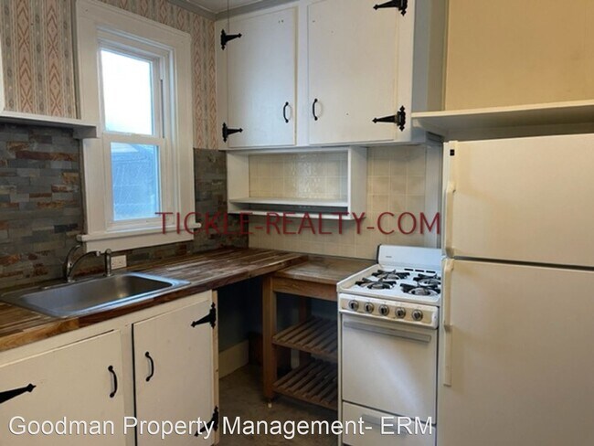 Building Photo - 1 br, 1 bath House - 233 S Goodman St