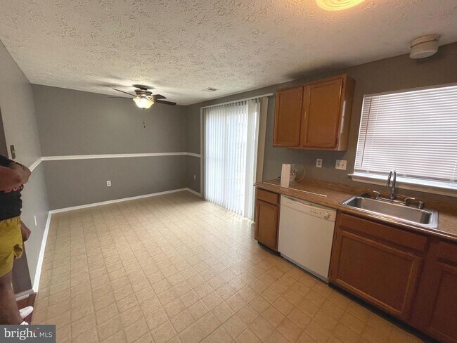 Building Photo - 2120 Tanglewood Dr