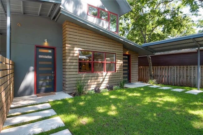 Building Photo - Luxurious 4-bedroom Townhome