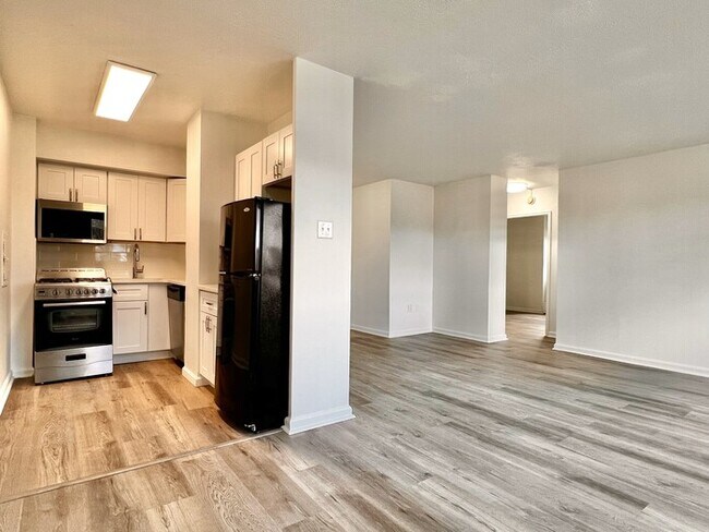Building Photo - Gorgeous 2 BR/ 1 BA Condo w/ Beautiful Vie...