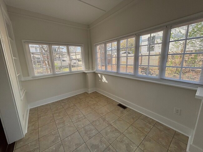 Foto del edificio - 2 Bedroom, 1.5 Baths Charming Bungalow located near Plaza Midwood