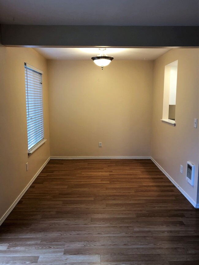 Building Photo - Townhouse in Poulsbo.