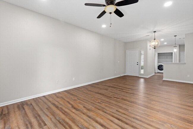 Building Photo - Hidden townhouse community right near the ...