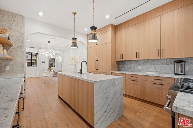 Foto del edificio - 521 N Formosa Ave