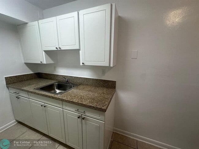 Building Photo - 460 Sunshine Dr