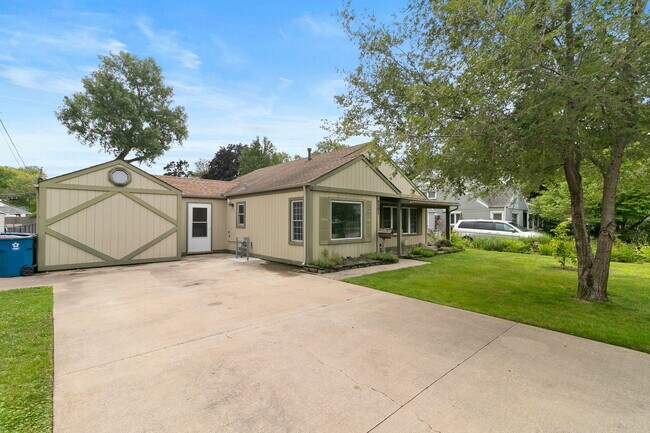 Building Photo - 9201 Lynwood Dr