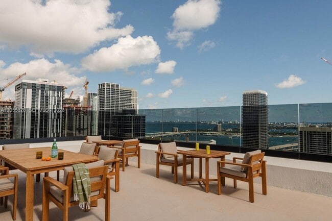 Foto del edificio - 225 N Miami Ave