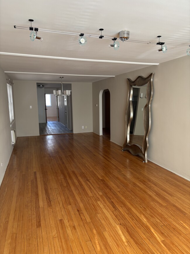 Building Photo - 2736 W Farragut Ave