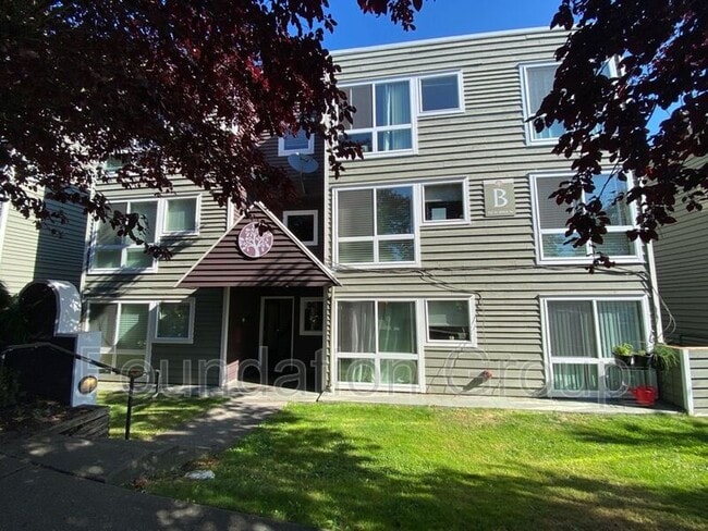 Building Photo - 916 N 104th St