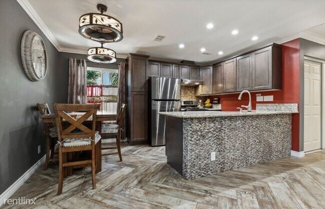 Building Photo - 2 br, 2.5 bath Townhome - 3941 Montclair Rd