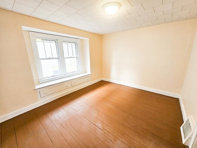 Building Photo - 17 W Woodsdale Ave