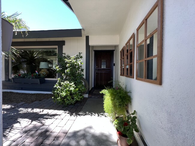 Building Photo - 2033 Wagonwheel Ave