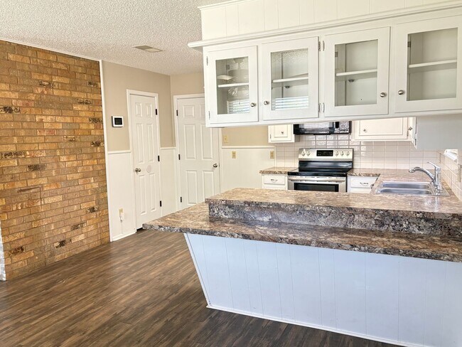 Foto del edificio - 4 Bed 2 Bath Remodeled Home in Miller Elementary Zone with Solar Panels