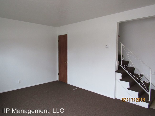 Building Photo - 6052 Glenway Dr