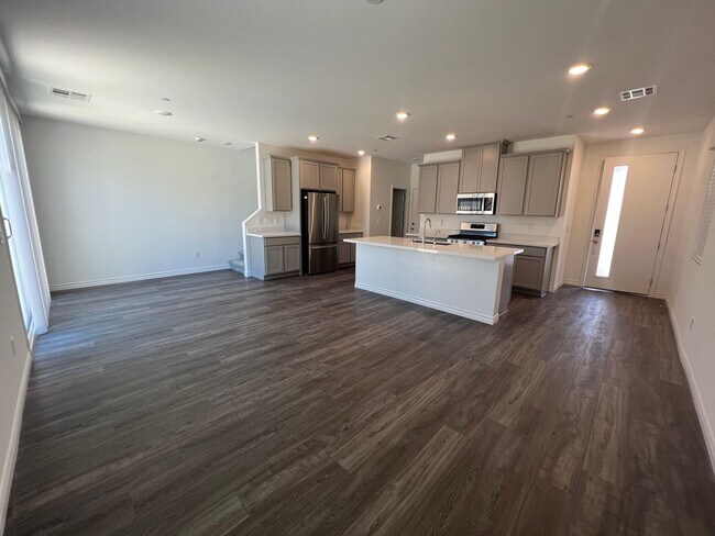 Foto del edificio - ***Newer Build***