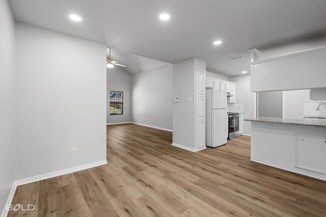Building Photo - Check Out this 3 bed 2 bath in North Shrev...