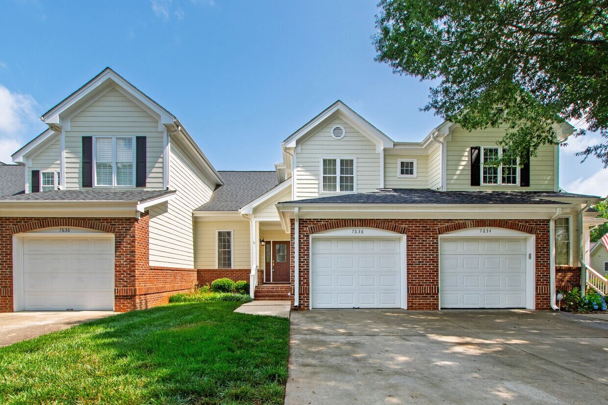 Foto principal - Lovely 3 bedroom townhome in fantastic Ral...