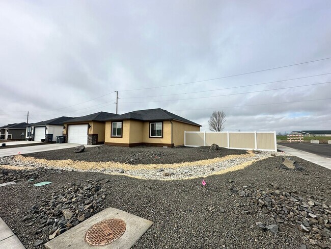 Building Photo - Exquisite Home With Three Bedrooms & Two B...