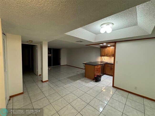 Building Photo - 3720 Inverrary Dr
