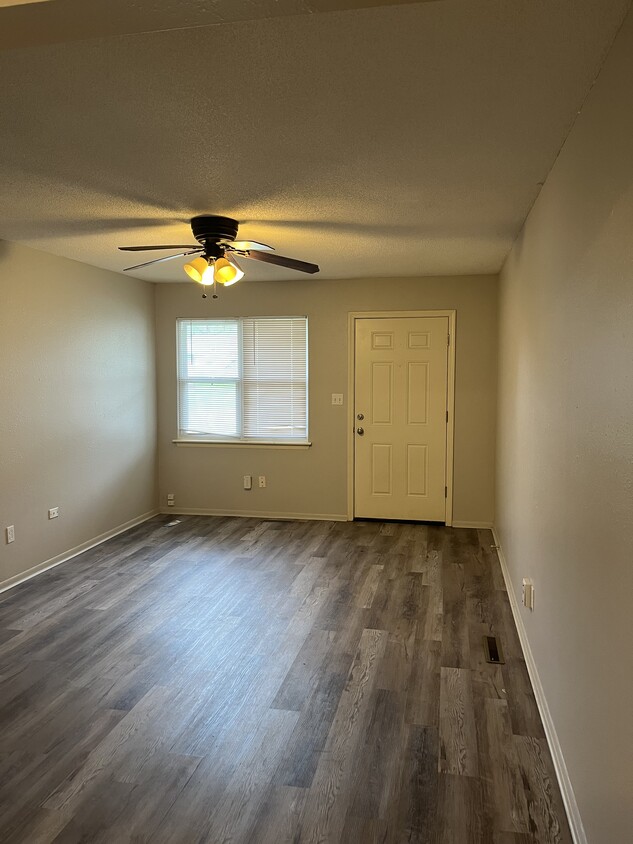 Building Photo - 400 NE Westwind Dr