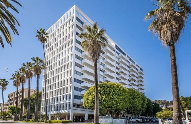 Building Photo - 7135 Hollywood Blvd