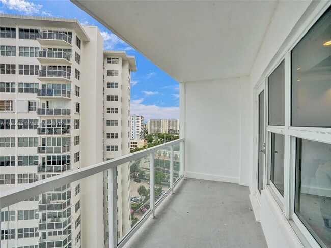 Building Photo - 3750 Galt Ocean Dr