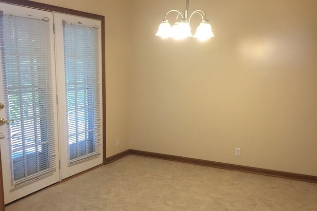 Dining Room - 207 Kensington Ct
