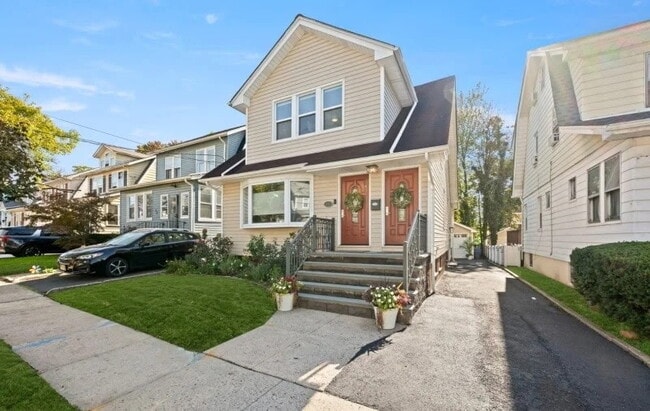 Building Photo - 74 Hughes St