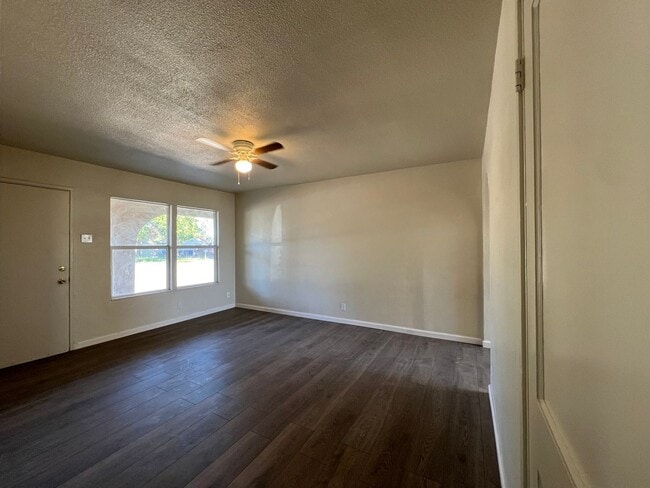 Building Photo - 1501 W Hank Ave