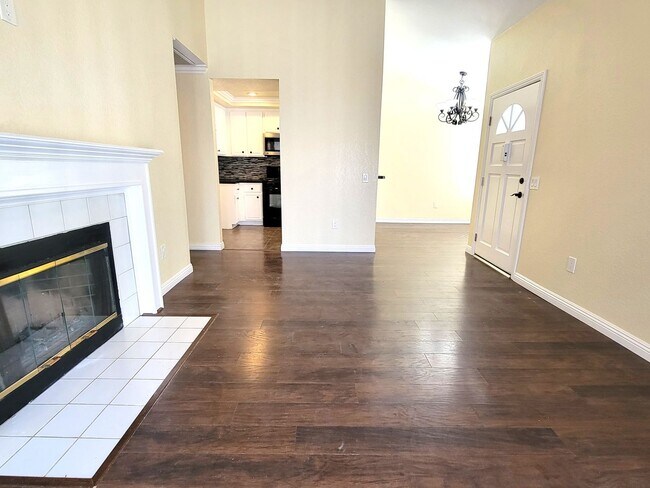 Building Photo - Upper Level Condo for LEASE | 2 Bed/2 Bath...