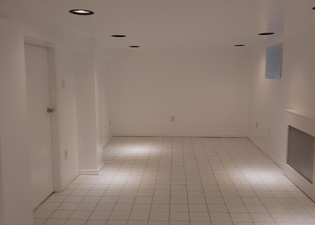 Building Photo - 727 Coxwell Av