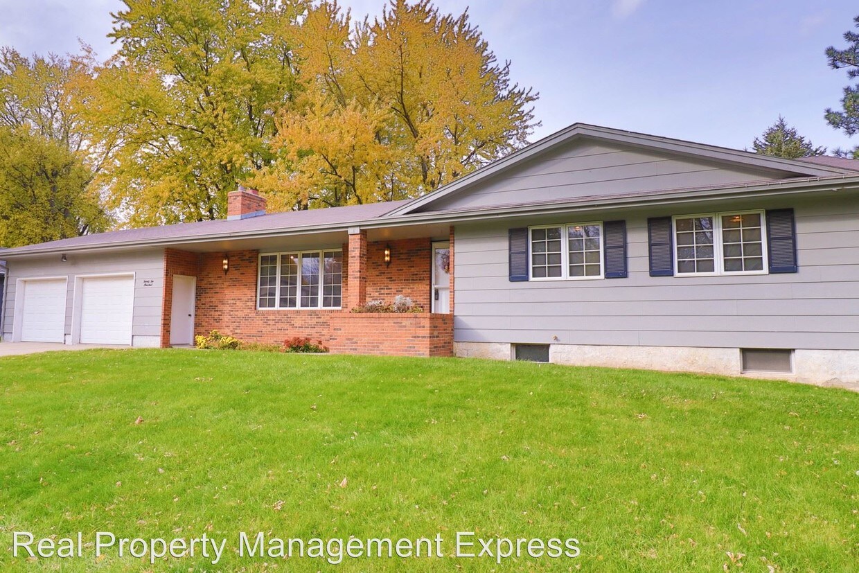 4 br, 3 bath House 2200 E 54th St House Rental in Sioux Falls, SD